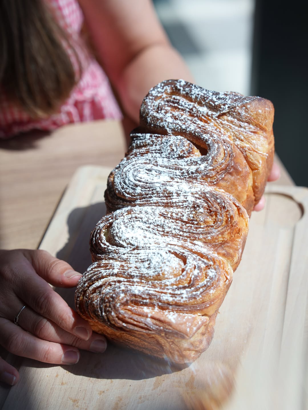 Il y a des matins où une seule chose compte : une brioche feuilletée toute chaude, juste sortie du four 🥐✨...